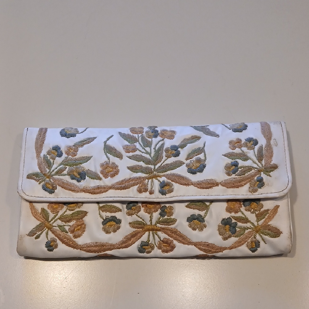 VINTAGE Zita Rio Embroidered Floral vinyl Clutch - White, Tan, Green, Teal.